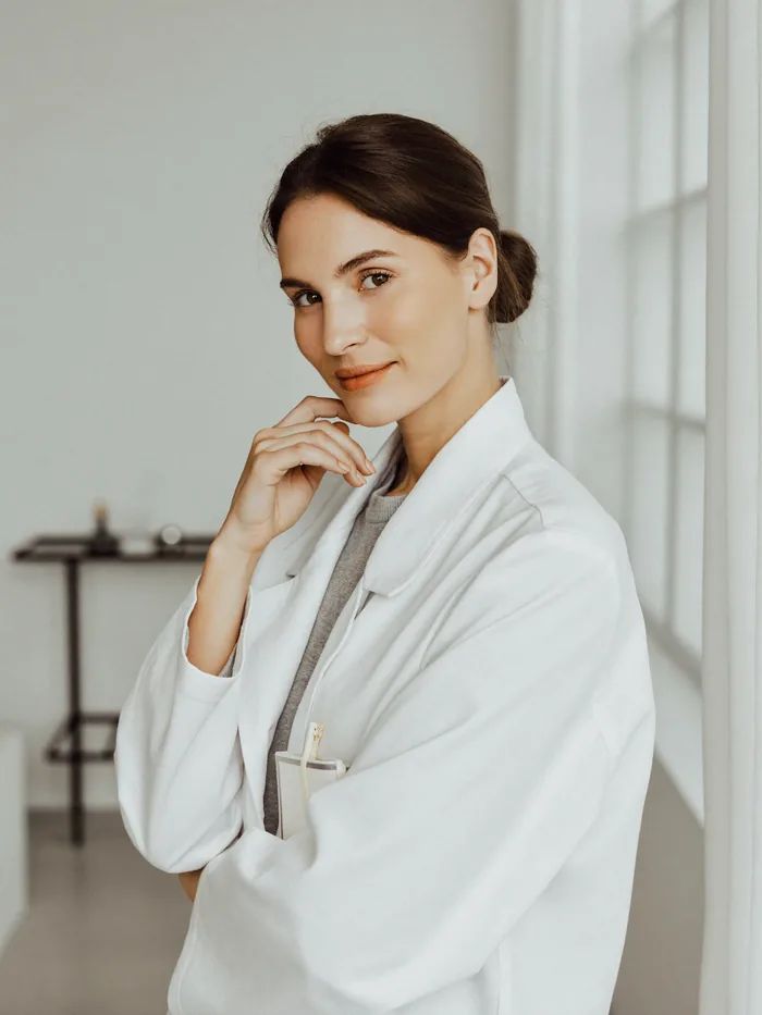 Portret dr Anny Wrzesińskiej w białym fartuchu w jasnym gabinecie